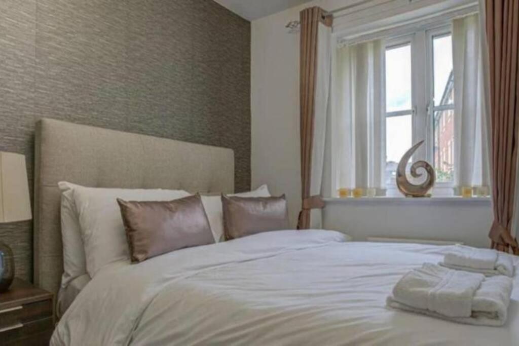 Luxury 4 Bedroom House Manchester Extérieur photo